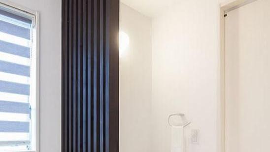 洗漱台外移，开窗洞嵌入玻璃砖，不足1㎡洗漱区光线充足，亮堂堂