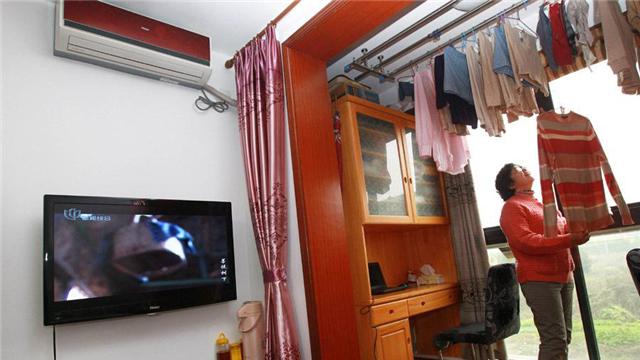 阳台客厅打通后怎么晾衣服？学学外国人的做法，安装这种晾衣架