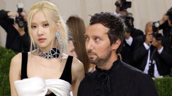 穿衣搭配 ROSé穿黑裙亮相Met Gala，“熊猫眼线”难驾驭，金发提升气色