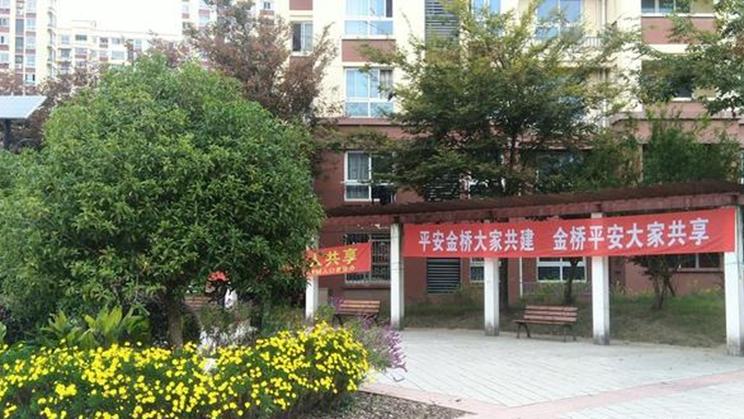 上海云河|小广场上已经是很多人了，有的在填写选票，有的坐在那里聊天