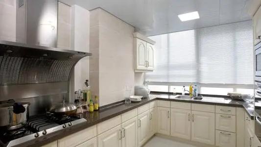 厨房收纳空间不足？学会这些技巧，让厨房瞬间变规整