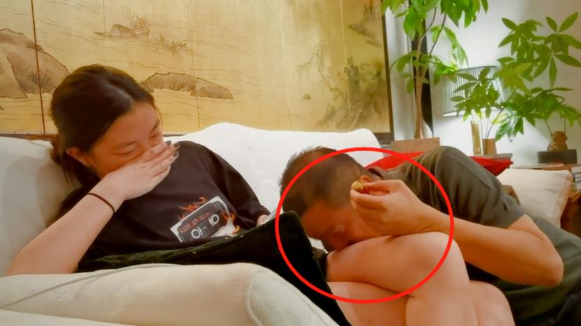 哲学筱筱|李亚鹏与女儿的一组照片曝光，撒娇、亲女儿大腿，网友：过分了