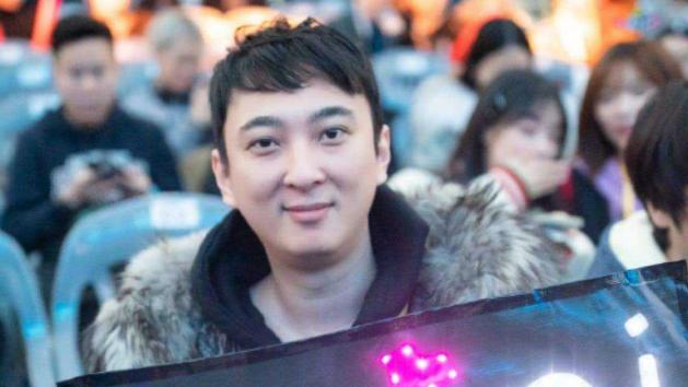 王思聪晒出自己的豪宅，家常便饭都要吃海鲜大餐，餐桌都放不下了