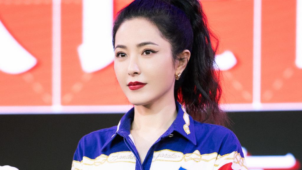 连衣裙|原来曾黎至今还未婚，难怪保养得那么好，身穿印花连衣裙高级减龄
