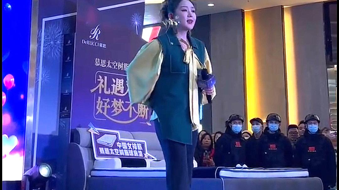 何洁|失业后的何洁：四处商演赚奶粉钱养娃儿，寒酸打扮似大妈令人心疼