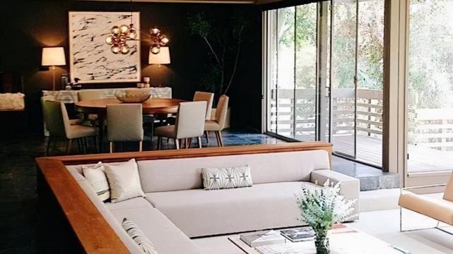 “去客厅化”正流行，客厅地面抬高30cm，做下沉式设计，多个茶室