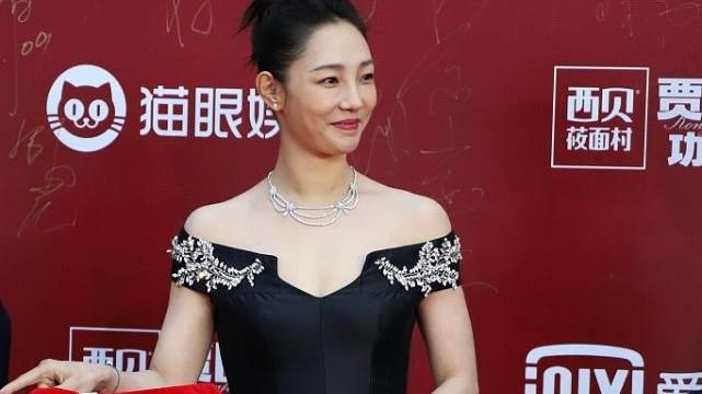 桃小菁啊 白百何打造“名媛风”，穿黑色裙子优雅高贵，37岁这颜值也不容易