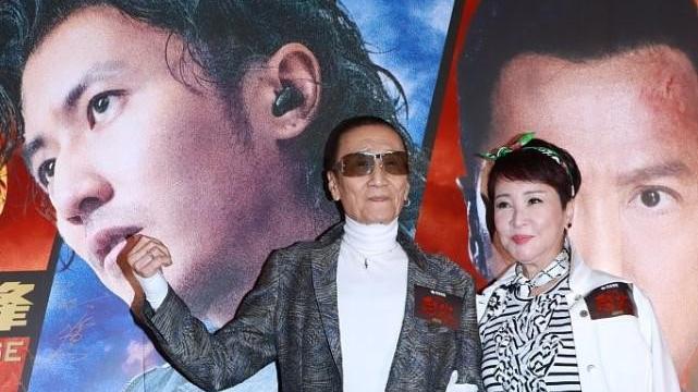 穿衣搭配|狄波拉真没把自己当奶奶，戴绿发带配潮装，和前夫同框也很自然