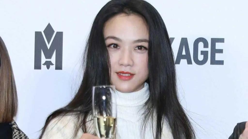 大衣 汤唯真会挑衣服，身穿米白色大衣温婉大气，配魅惑红唇明艳动人