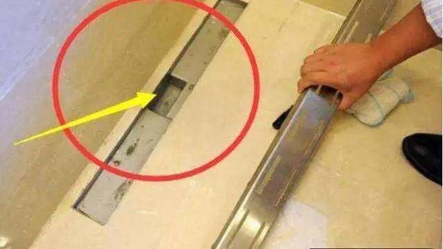 卫生间别再装圆形地漏了, 聪明人都装这种, 排水效果好十倍！