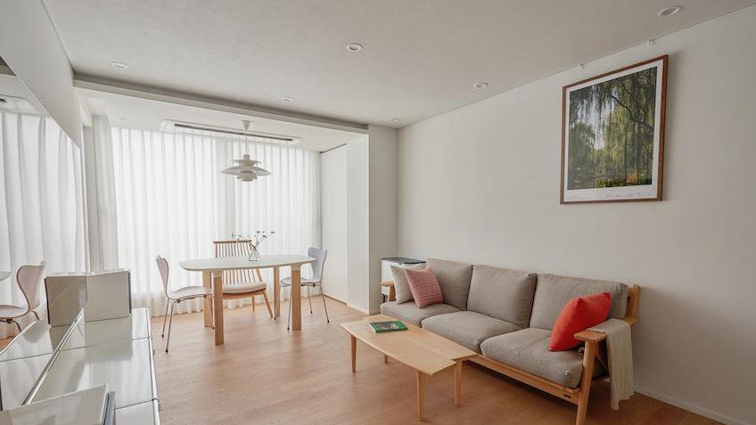 改造30年房龄老房，69㎡高效使用不像小户型，两人居住温馨且安逸