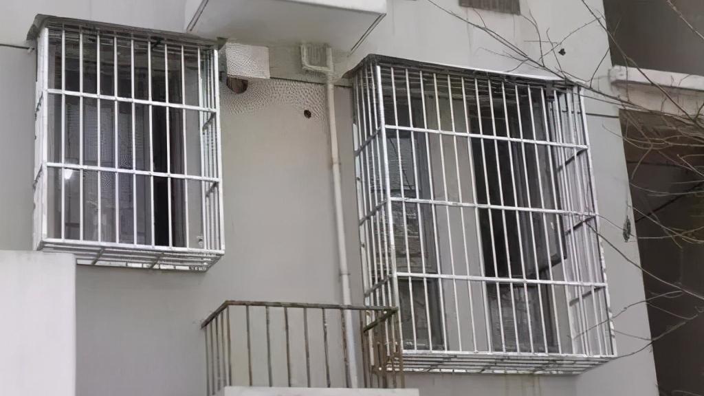别再装“鸟笼式”防盗窗，现在流行这样装，安全防盗不挡光 ！