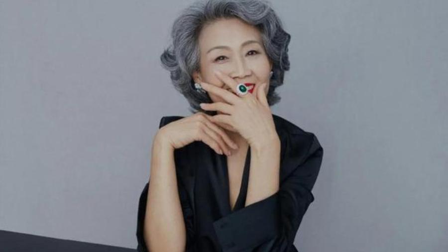 口红 别再纠结70岁要不要染发了，显老的不是白发，而是不适合的发型