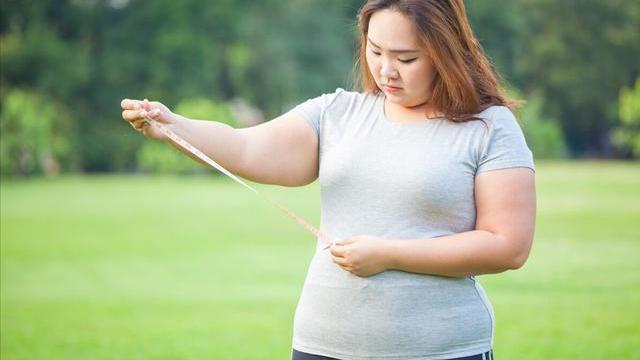 国足 21岁女子，不用节食和运动，体重从120斤降到100斤，方法值得借鉴