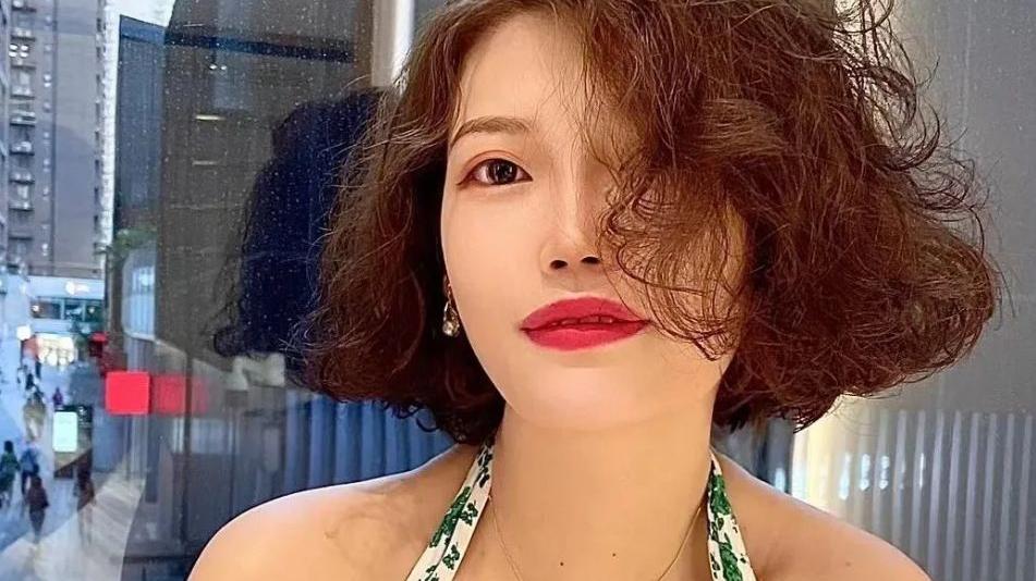 发型 女人一过35岁，发型就选烫卷卷，洋气时尚很美满