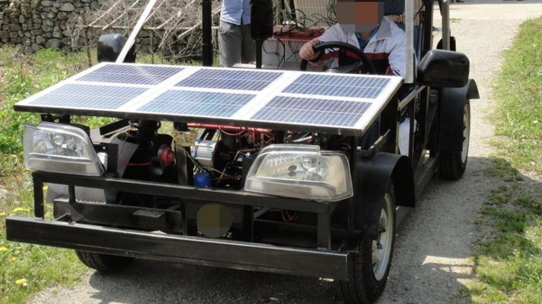 农村老汉自制太阳能车，一次能坐4个人，车头两侧还插上了国旗