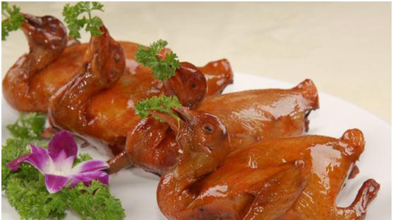 |脆皮乳鸽，肉食鸽体型较大，肉质非常鲜美具有强筋健胃之功效