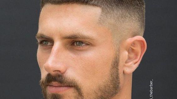 男士发型 2022新年最火男发16款，两侧推短头顶抓抓就是不一样，剪就对了