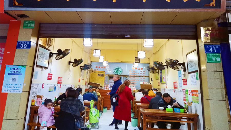 鸡爪|泸州老城区这家牛肉面，食客满座，牛肉味很正、牛杂面有特色