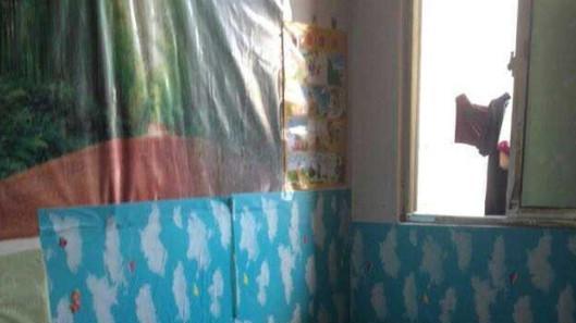 心酸！一家三口广州220元的出租房，厕所在厨房里，谁住过这种？