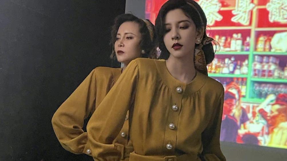 口臭|宋妍霏和妈妈同秀80年代复古风，黄色裙配大波浪，发带好有年代感