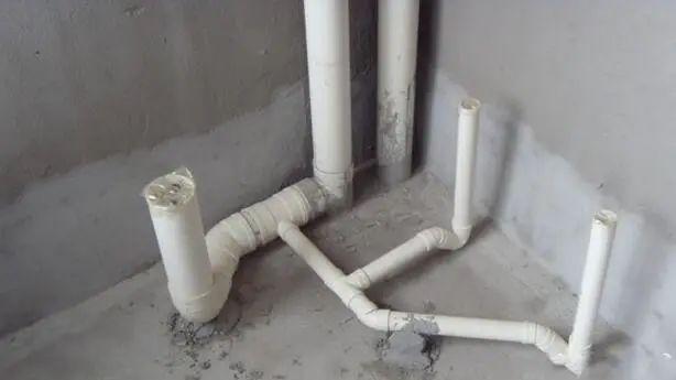 为什么卫生间并排装2根下水管？听师傅一说完，才知用处这么大！