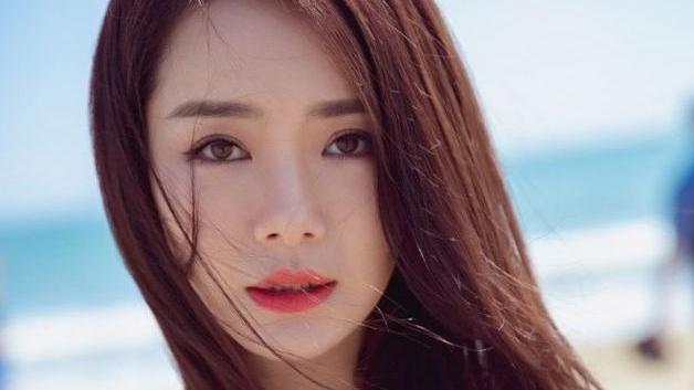 眼霜 37岁戚薇双眼细嫩没干纹，大方分享护肤方式，皮肤好不是没道理