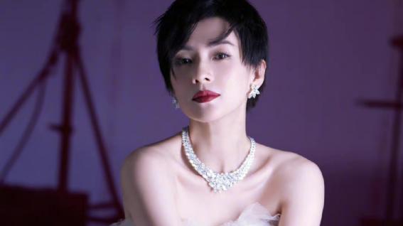 短发 章子怡换发型风格大变，短发配羽毛裙又飒又性感，难怪是女王级别
