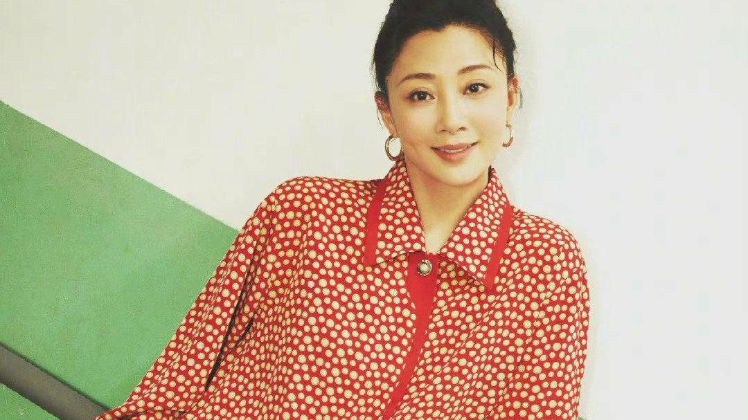 殷桃变身复古女郎，波点衬衣搭配深色牛仔裤，重现90年代风采