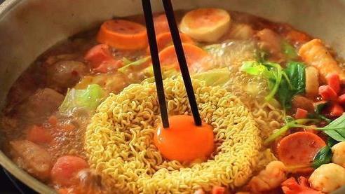 牛肉|方便面究竟是不是垃圾食品？显微镜放大100倍，看完一目了然！