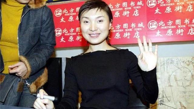 陈红|陈红瘫痪在床！却没有一位好友前去探望，唯独儿子在旁照料