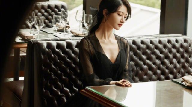 老人与狗|baby迪奥大秀排面赢过赵丽颖！漫画造型配红毯太新颖，景甜成霸主