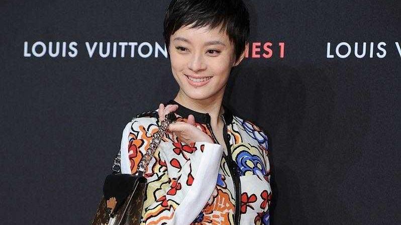 孙俪|孙俪不愧是“大牌脸”，穿土味印花裙也这么高级大气，这气质绝了