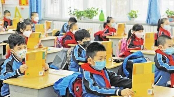 萌听小c姐|中小学迎来“喜讯”，“上课时间”或将调整，学生纷纷拍手叫好！