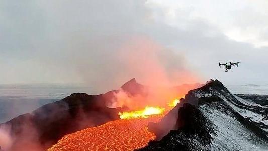 火山 火山爆发时，岩浆流入大海中，会是一番怎样的壮观“景象”呢？
