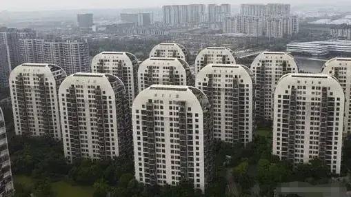 国外设计师把国内一房地产项目设计成一个“陵园”项目！