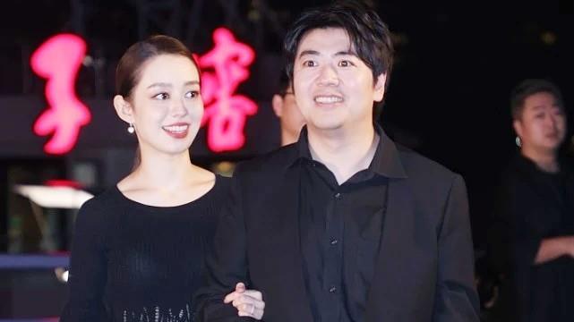 桃小菁啊 还是郎朗眼光好，吉娜这身材和气质真养眼，两人常穿情侣装秀恩爱