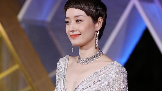 大v 马伊琍短发造型丝毫不影响气质，穿大V领口长裙秀身材，妩媚多姿