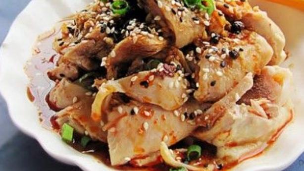 杏仁|用酱油、醋、白糖、香油等对成汁，调成口味，浇在鸡身上即可