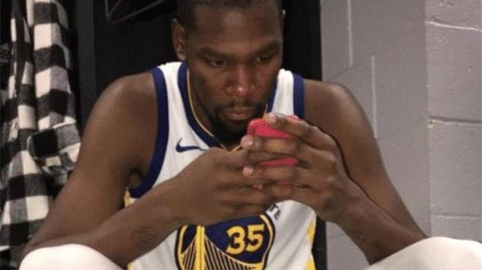 手痒了？杜兰特给1.9米嫩模点赞，球迷调侃：不忘初心，这很KD