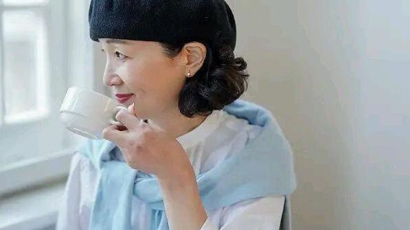 发型 女人到50岁想要有气质，这4种发型尽量避开，容易显老还有大妈感
