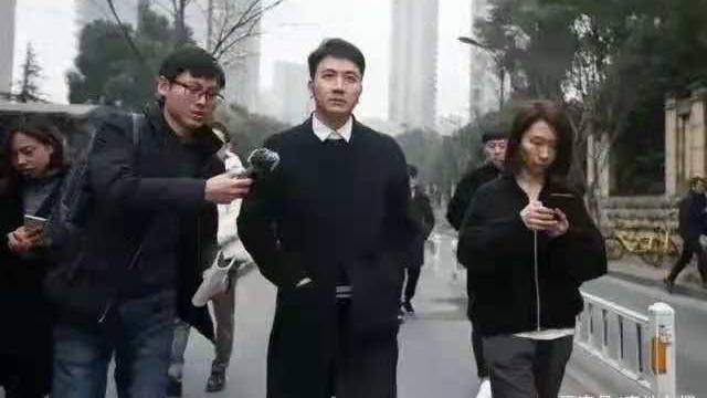 遇见子鱼|一边表演深情款款，一边老婆孩子热炕头，他只能算个精明的生意人