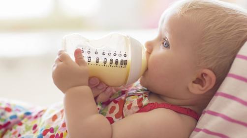 家长一定要重视宝宝吐奶和溢奶的问题，在给宝宝冲调奶粉时不要用力摇晃奶瓶