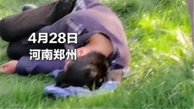 河南郑州，外卖小哥过家门不入，睡在公园草地上，“怕接不到单”