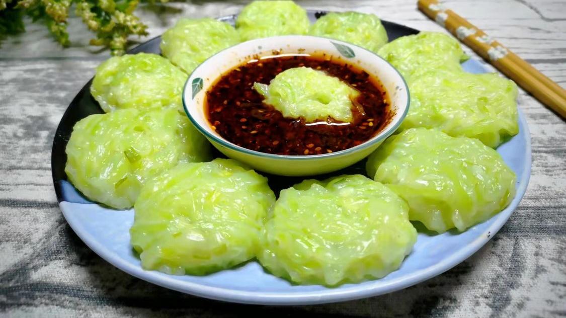 莴笋|入冬后吃它正当时，切丝团成饼上锅一蒸，碧绿清脆，蘸料吃好鲜！