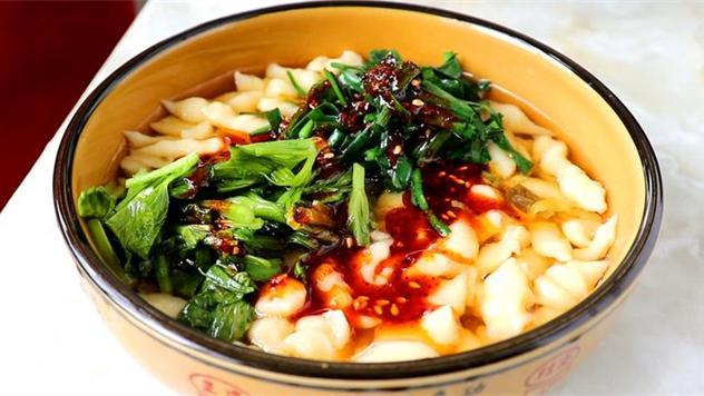 玉米面|玉米面漏鱼的做法，不用擀面，不用揉面，锅里360搅，地道家乡饭