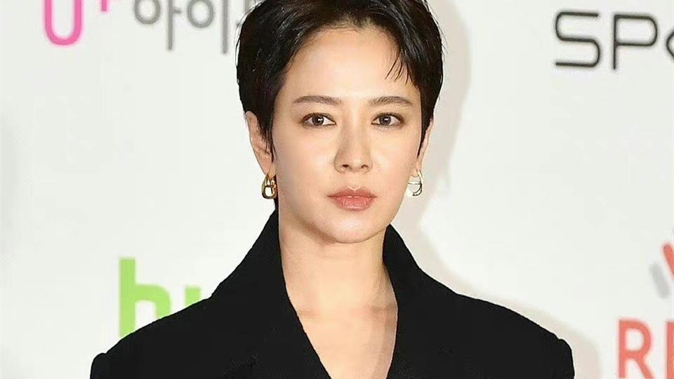 女仆装 宋智孝短发造型引争议：昔日南韩“素颜女神”，老气又油腻？