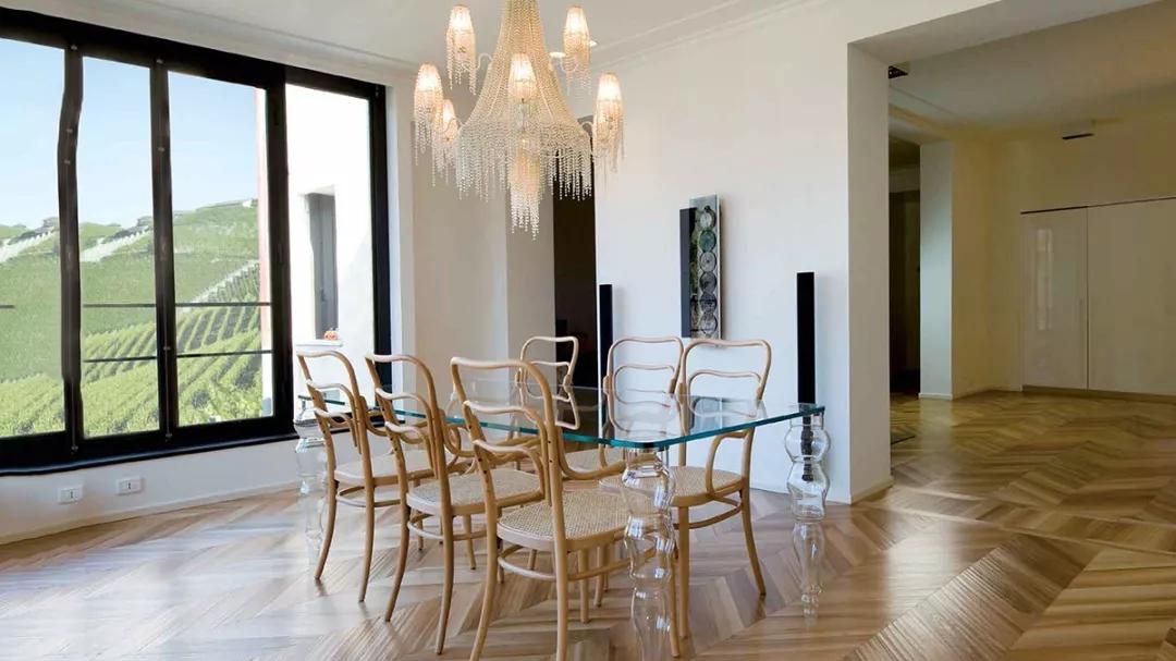 秋季装修要谨慎， 铺贴地板时，要做好防干裂处理，避免影响入住