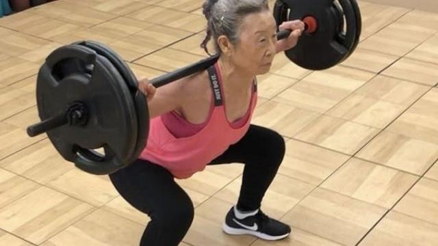 健身教练 丈夫说她胖，90岁的日本奶奶练出一身肌肉，成健身教练