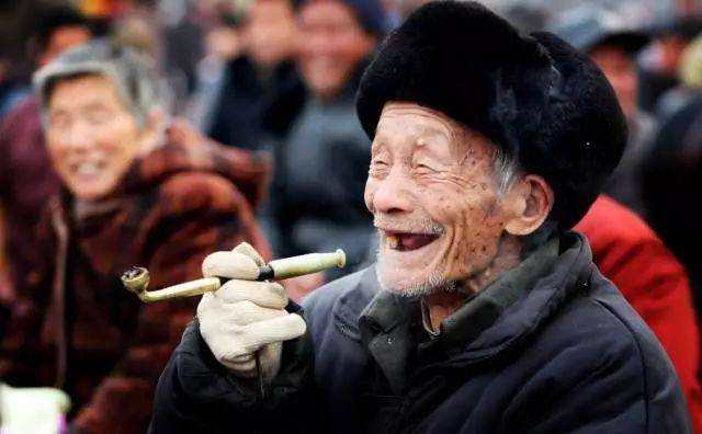 |为啥老年人不愿下馆子吃饭？真的是因为节俭吗？背后还有啥原因？